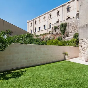Couette-café Intalloi, Noto